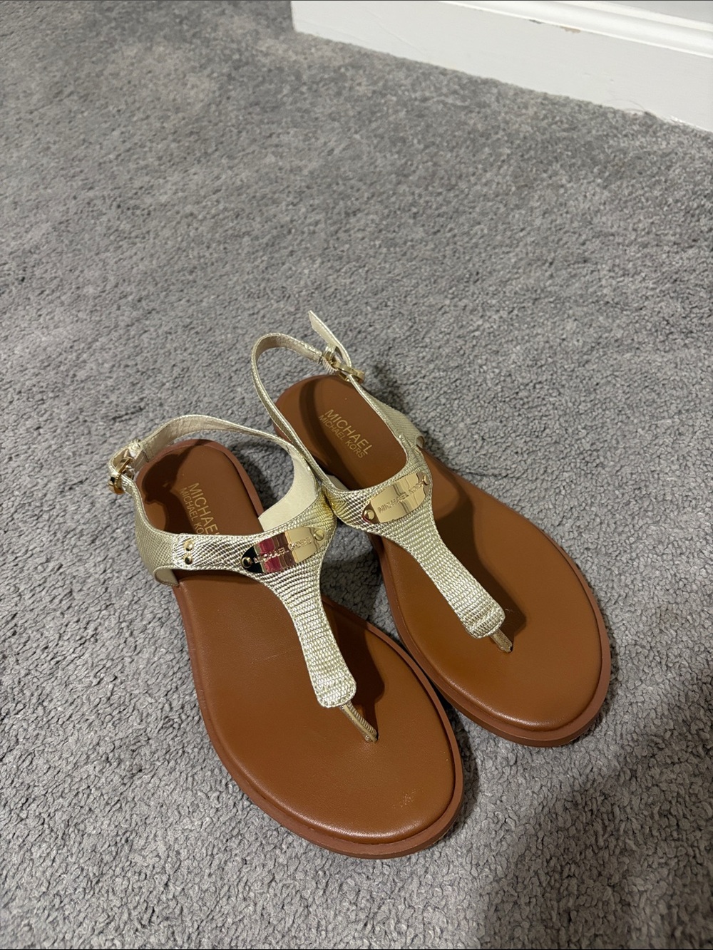 MICHAEL MICHAEL KORS Leather Gold Women's MK Plate Flat Thong Sandals